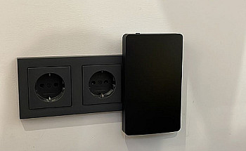 EAP615-Wall - окрашена в черный - установка в 3-постовую розетку